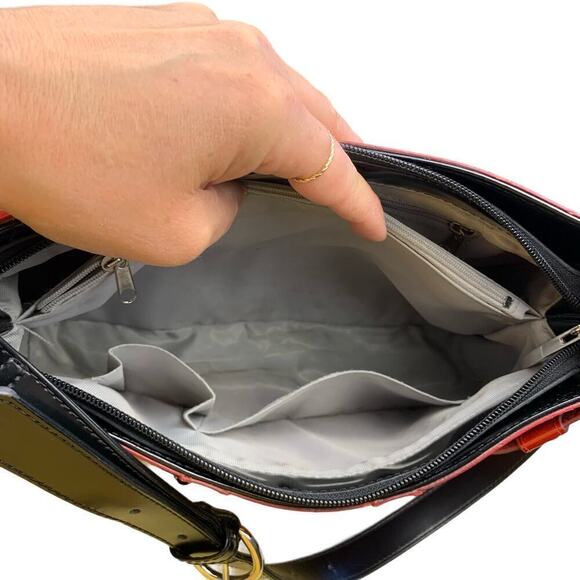 Beijo Classic Celebrity Appeal Lipstick Red Vinyl Shoulder Bag - Picture 7 of 16